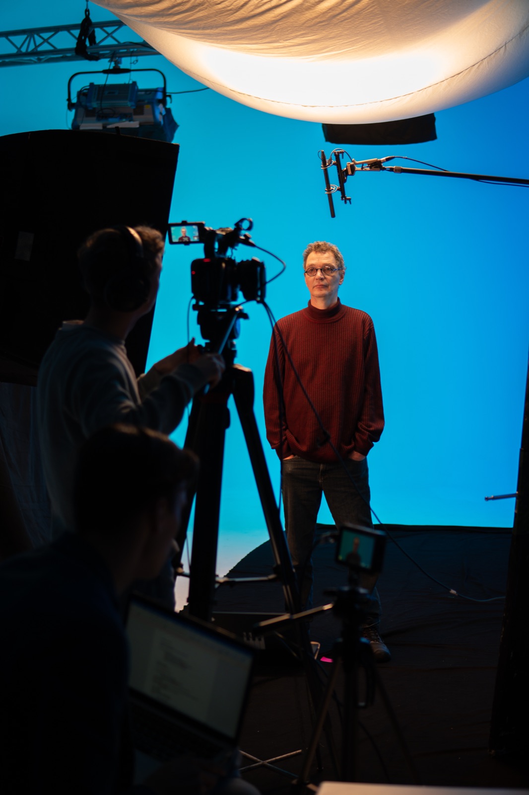 Opname in de studio met een presentator voor een greenscreen.